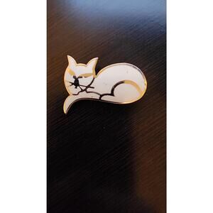 Elegant White & Gold Cat Pin – Cute Cat Brooch, Modern Cat Lover Accessory